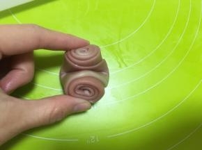 松弛好的面卷，取一个从中间对折一下