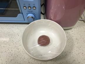 用手揉匀即可，不要过度揉，盖上保鲜膜备用