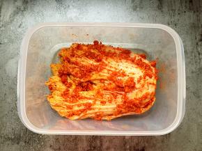 涂抹好的辣白菜放入保鲜盒密封好，放入冰箱冷藏3-5天就可以食用啦！