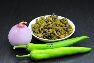 准备食材：老坛酸菜、洋葱、青椒等；
