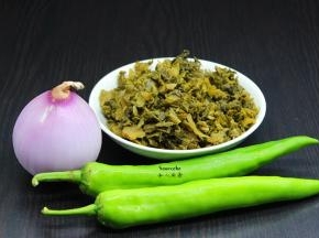 准备食材：老坛酸菜、洋葱、青椒等；