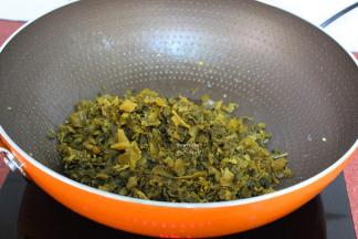 热锅，无油炒老坛酸菜，炒去酸水起锅；