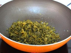 热锅，无油炒老坛酸菜，炒去酸水起锅；