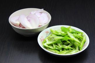 青椒洗净，去籽切块，洋葱洗净切好；