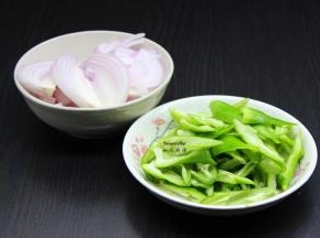 青椒洗净，去籽切块，洋葱洗净切好；