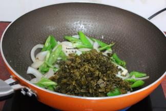 加入炒好的老坛酸菜翻炒；