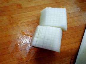 用刀先竖着切再横着切数刀，底部不用切到底