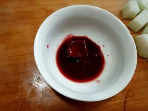 将腐乳和腐乳汁放入碗内