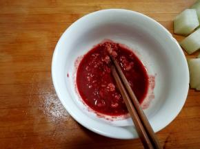 用筷子碾碎拌匀