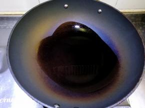 锅热倒入适量油