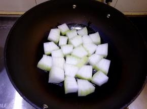 冬瓜块下锅煎制
