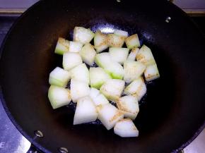 一面煎黄再煎另一面