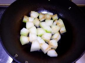 一面煎黄再煎另一面