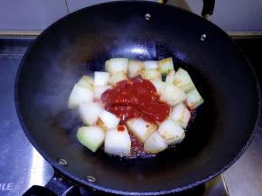 腐乳酱汁放入锅中炒上色