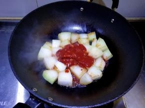 腐乳酱汁放入锅中炒上色