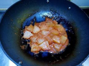 烧至冬瓜变软，酱汁收浓。