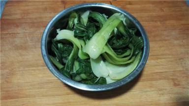 大头菜择洗干净，焯水。