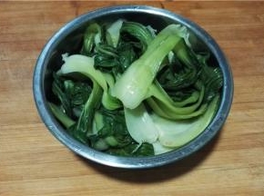 大头菜择洗干净，焯水。