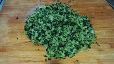 将水稍挤净，剁碎。