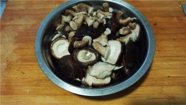 香菇洗净也焯水。