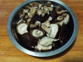 香菇洗净也焯水。
