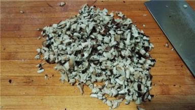 切成细小的碎丁。