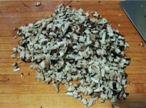 切成细小的碎丁。