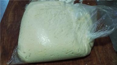 取出已经发酵好的面团。