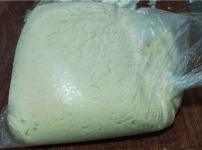 取出已经发酵好的面团。