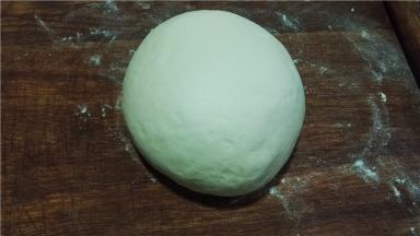 揉成光滑的面团，稍饧片刻。