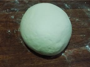 揉成光滑的面团，稍饧片刻。