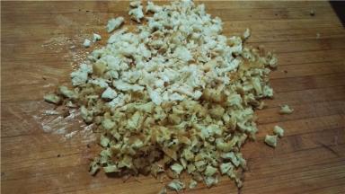 果子切碎备用。