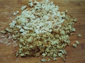 果子切碎备用。