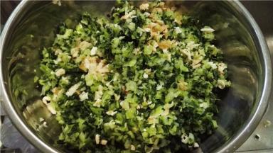 将菜、香菇和果子碎放入容器内。