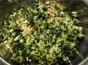 将菜、香菇和果子碎放入容器内。