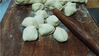 将面团搓成长条， 切成大小均匀的剂子。