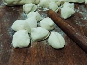将面团搓成长条， 切成大小均匀的剂子。