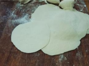擀成面皮。