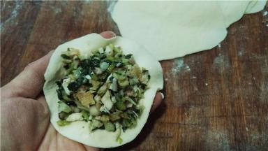取一面皮，将馅料放入面皮中。