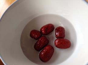 金丝小枣洗净浸泡