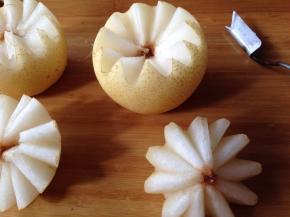 雪花梨洗净用花刀在顶部刻出花纹