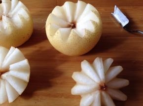 雪花梨洗净用花刀在顶部刻出花纹