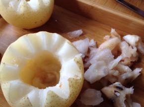 用小刀掏去梨的内核（可以适当多挖出一些)