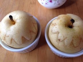 放入烤盅，梨上盖上梨盖