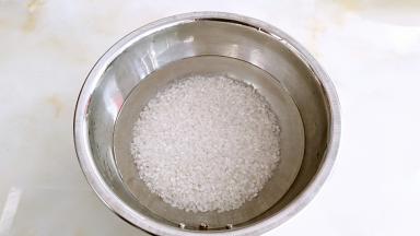 大米淘洗干净。