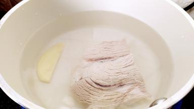 锅中注水，放入姜片，花椒粒，放入里脊肉进行焯水。