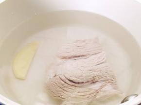 锅中注水，放入姜片，花椒粒，放入里脊肉进行焯水。