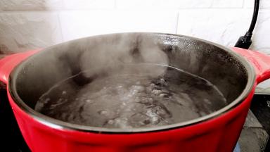 砂锅提前烧开水。