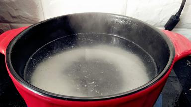 倒入大米大火烧开，转小火盖上锅盖煲5分钟。