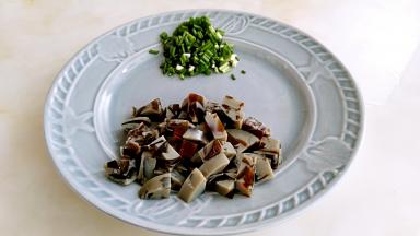 皮蛋切块，香葱洗净切碎。